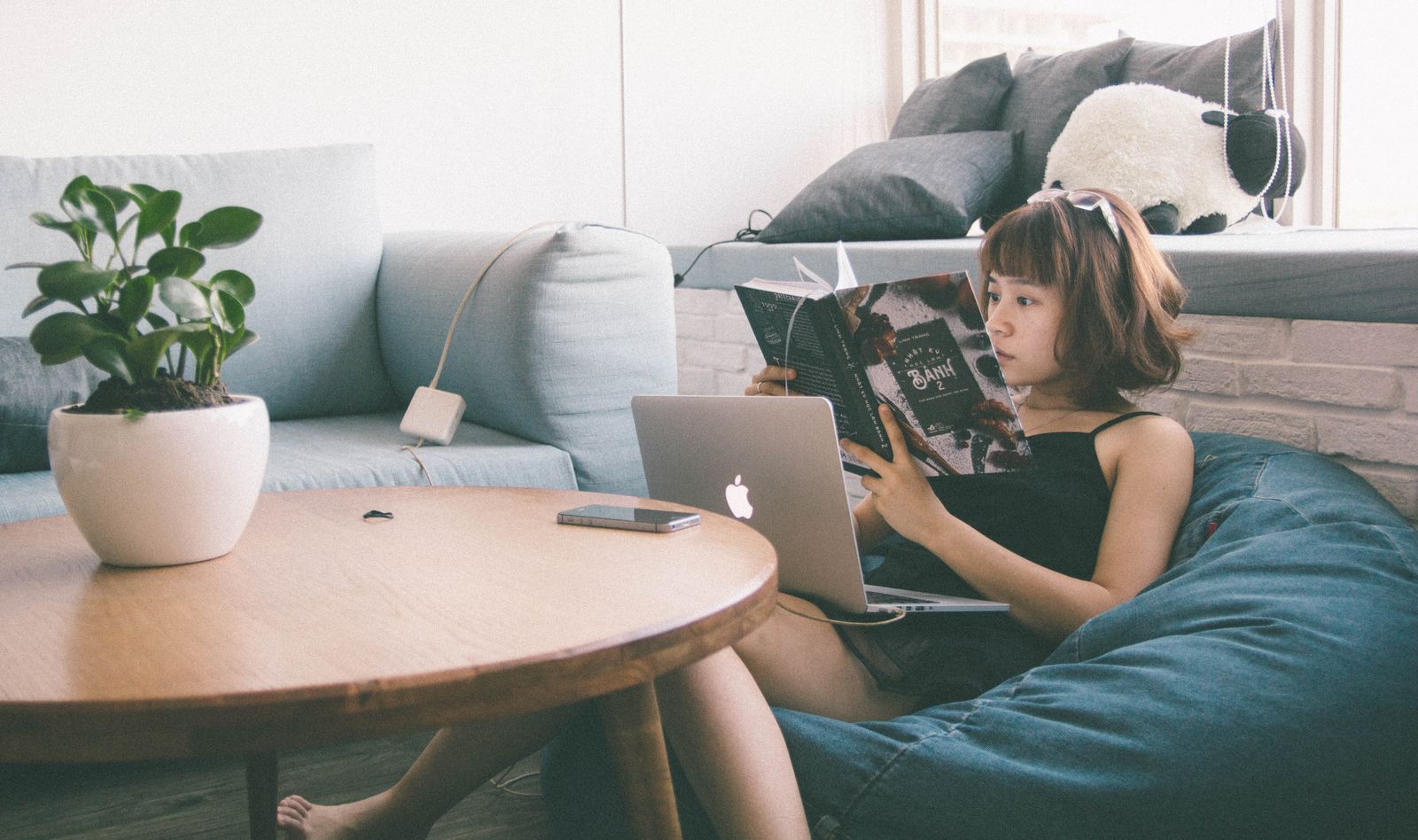 実家に帰ると疲れるをテーマにした女性のイメージ写真