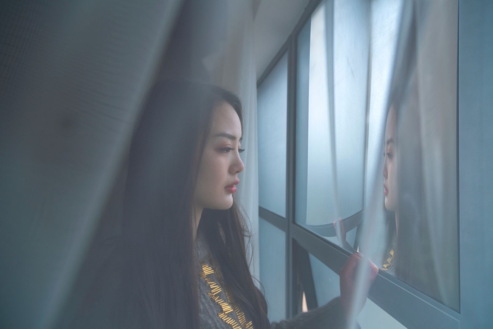恋人といても孤独を感じるに悩む女性のイメージ