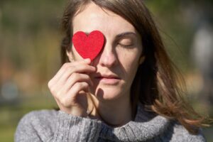 気にしていないふり 平気なふりに悩む女性のイメージ