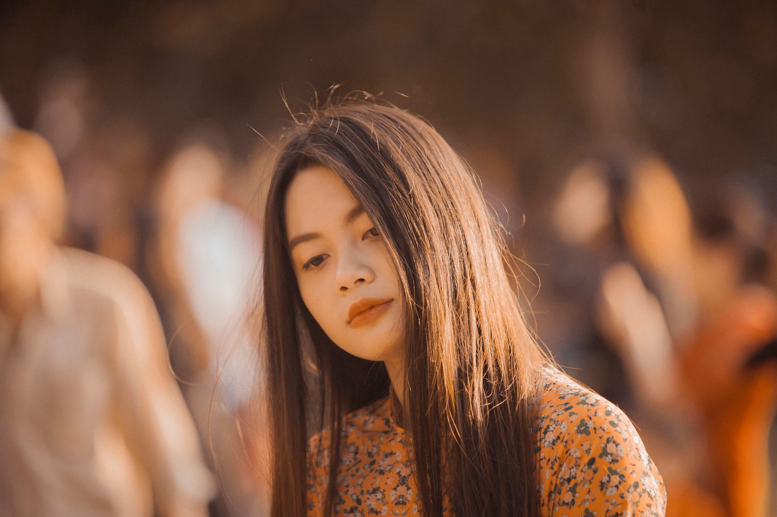 友人の幸せを素直に喜べない 妬みをテーマにした女性のイメージ写真