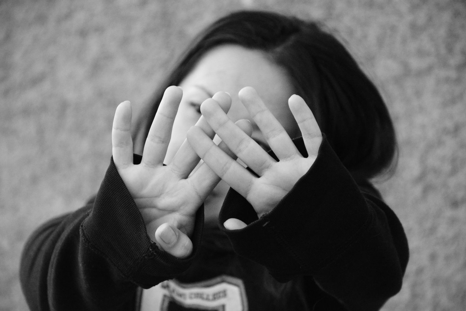昔の自分の言動 恥ずかしい 黒歴史について考える女性の様子