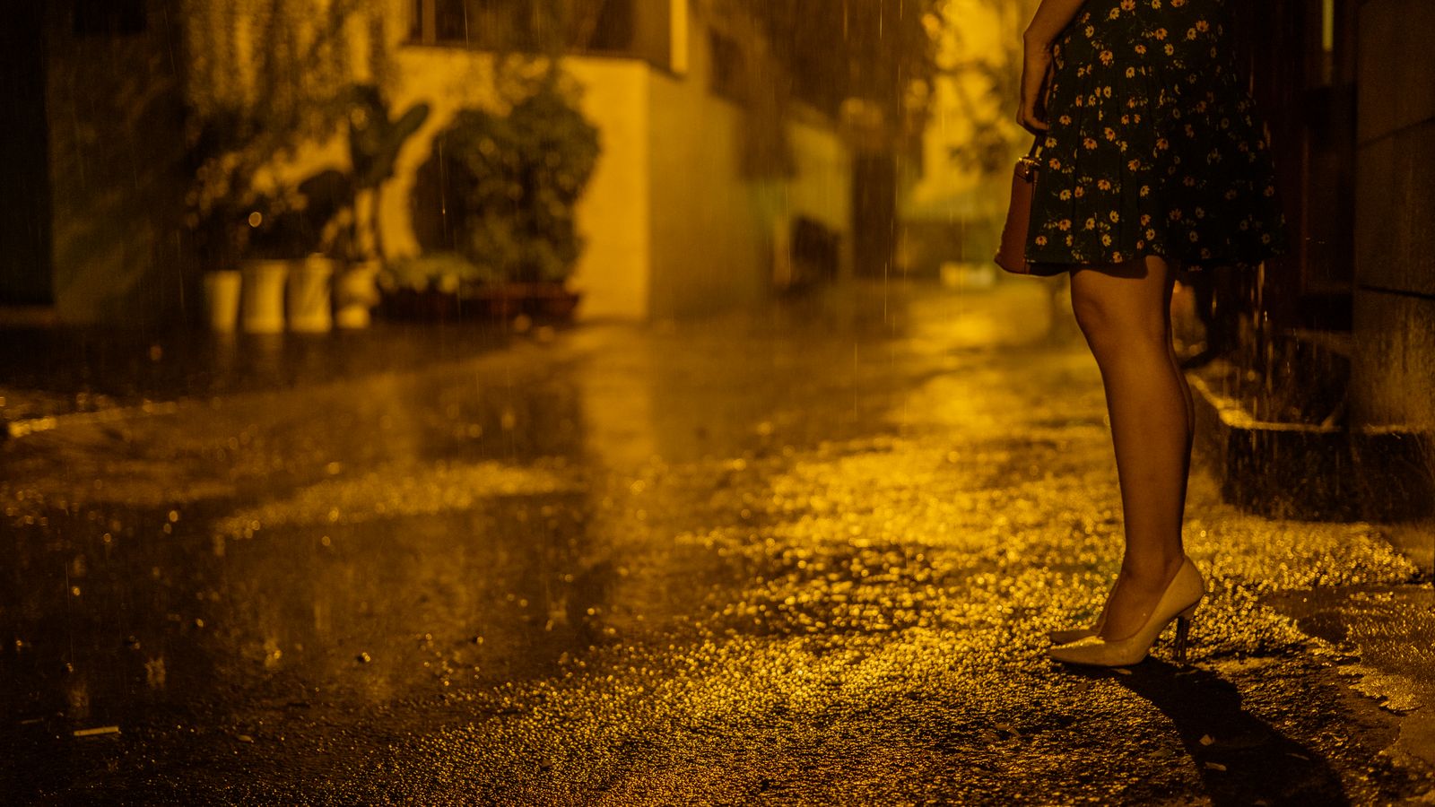 自分の話をしたあとで後悔 会話について考える女性の様子