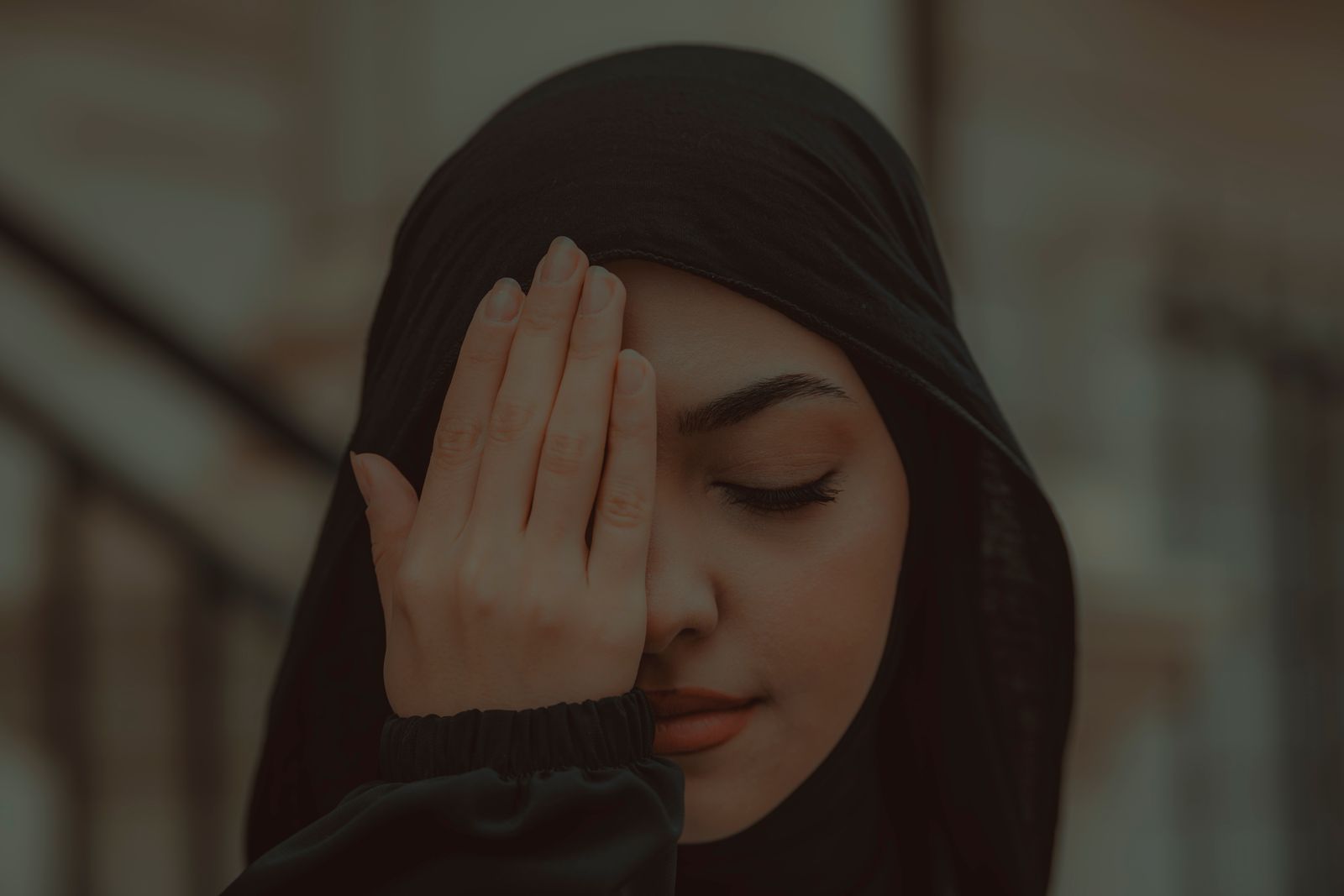 昔の自分の言動 恥ずかしい 黒歴史をテーマにした女性のイメージ写真