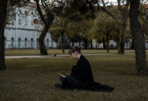 占い師 悪い結果 伝え方に悩む女性のイメージ