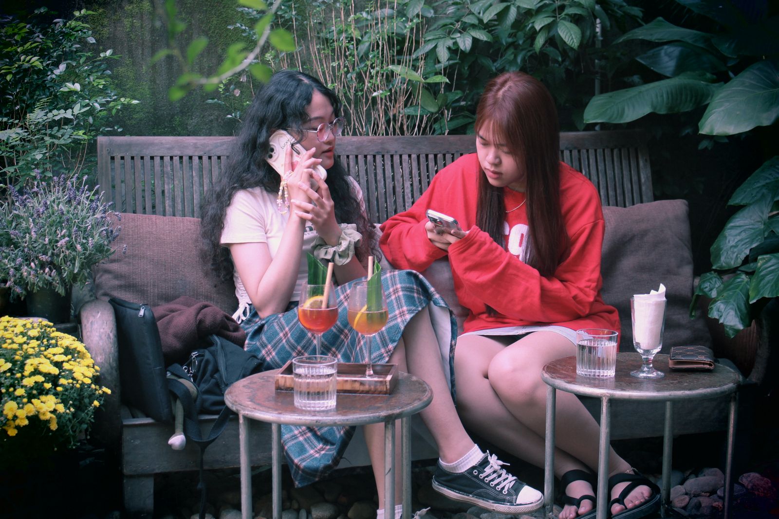 昔の友達と会話が合わなくなったについて考える女性の様子