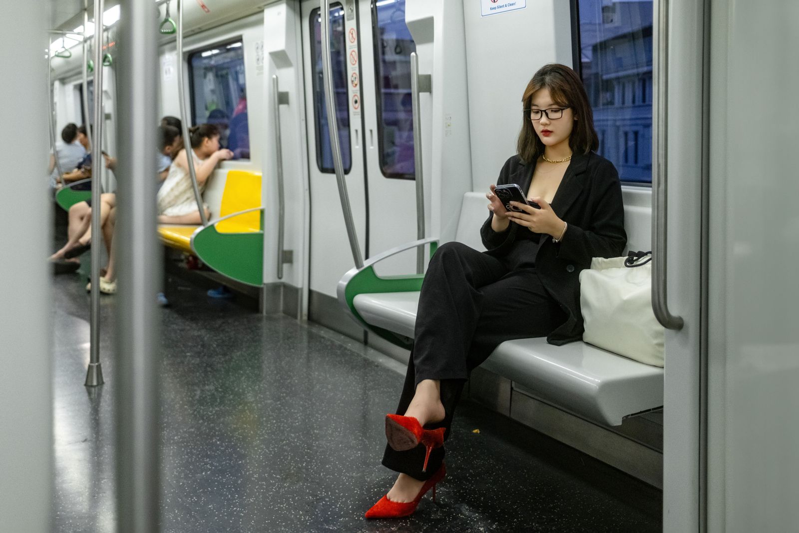 スマホ 返信 待つ 女性について考える女性の様子