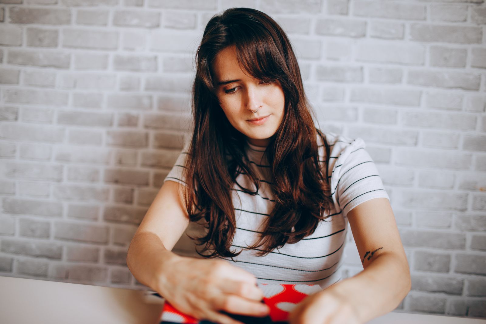 気分の波 記録をテーマにした女性のイメージ写真