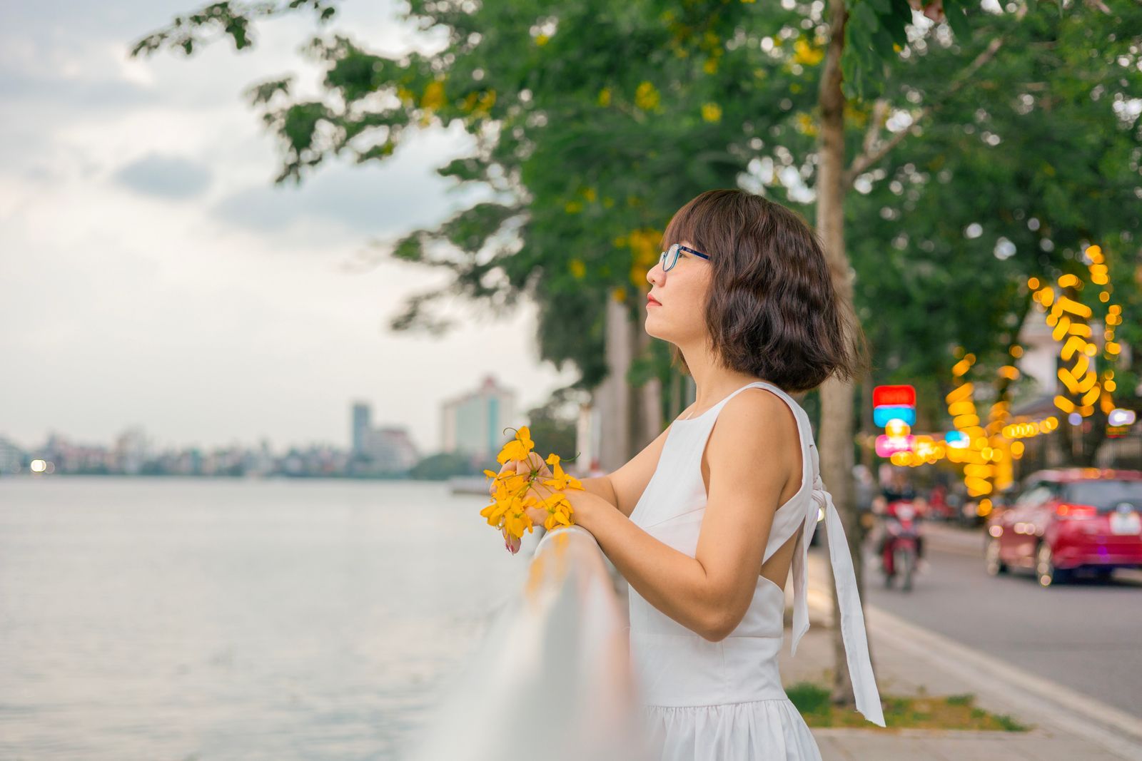 帰り道 一人反省会 考え込むについて考える女性の様子