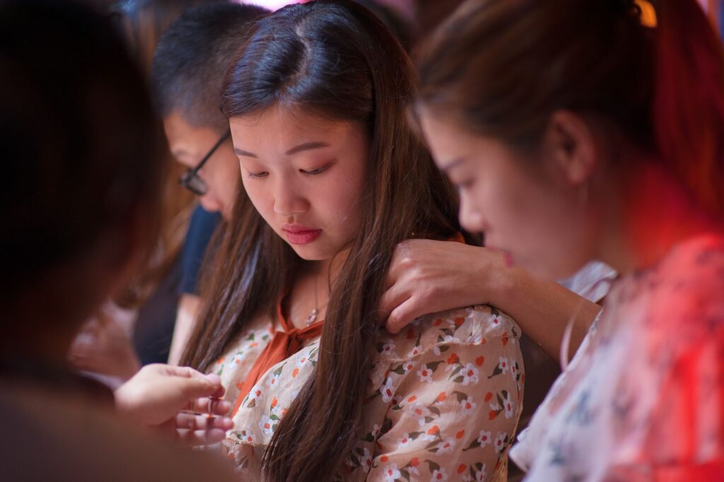 心配される 会話 女性に悩む女性のイメージ