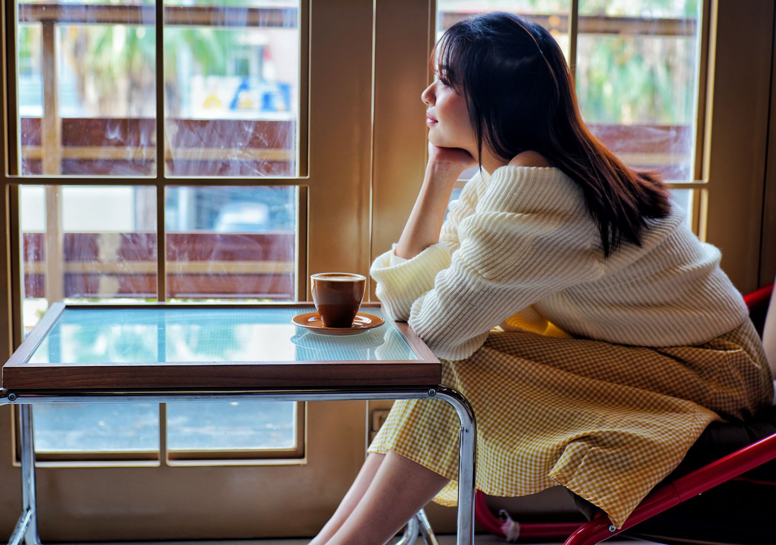 未来に楽しみが見つからないをテーマにした女性のイメージ写真