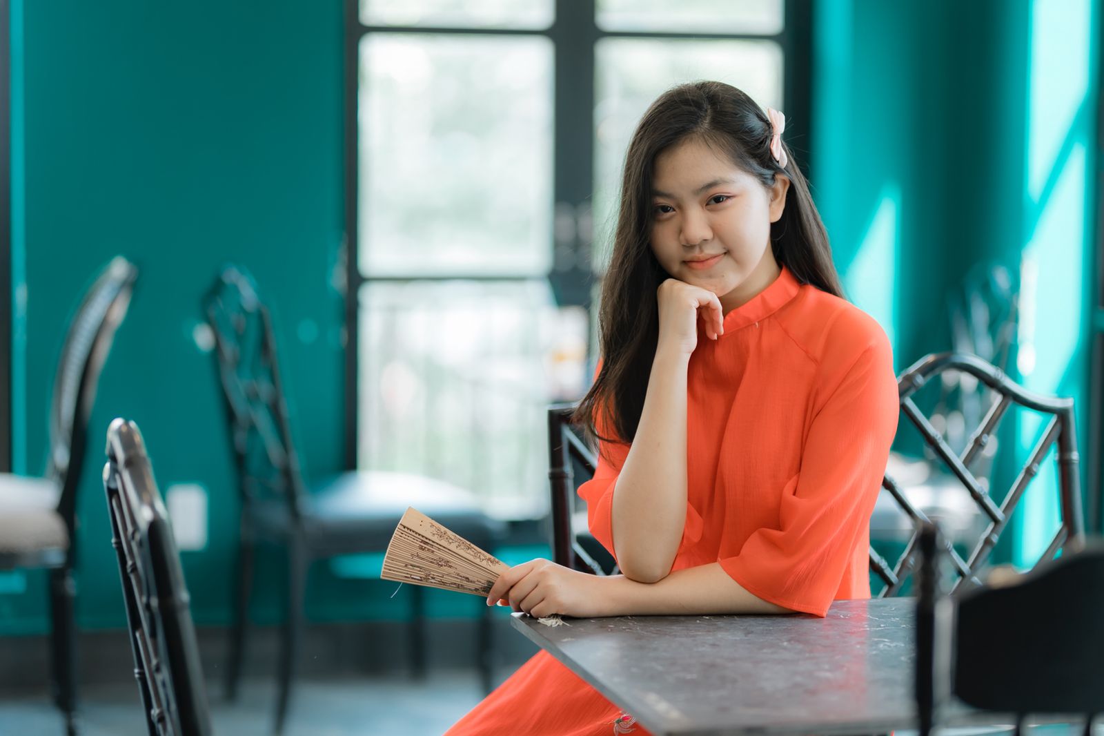 決めたことが続かない 自己嫌悪について考える女性の様子