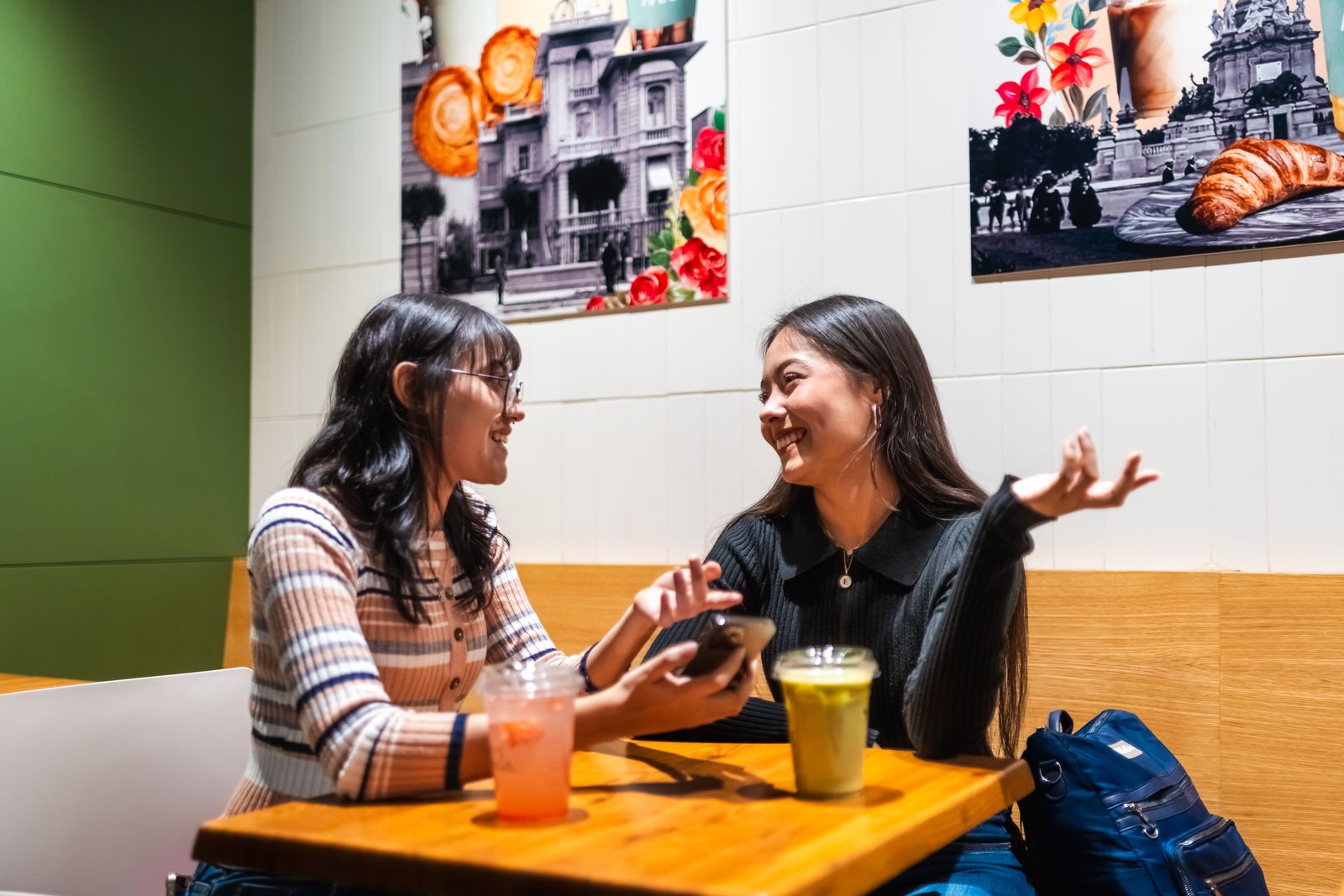 会話の途中で話をまとめてしまうと向き合う穏やかなシーン