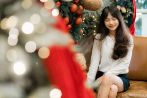 休みの日に何もできない 罪悪感に悩む女性のイメージ