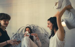 占い師 リピート 鑑定に悩む女性のイメージ