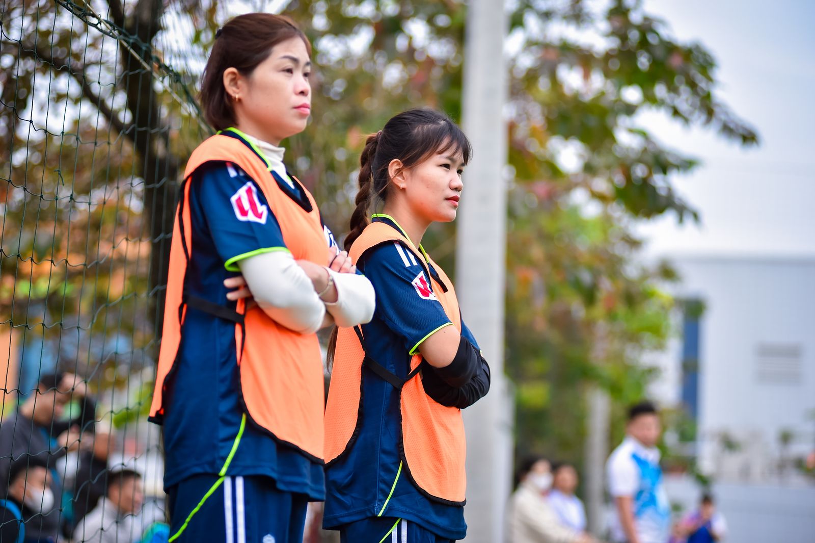 コーチ クライアントに感謝されないについて考える女性の様子