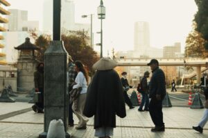 人の輪に入るタイミングが分からないに悩む女性のイメージ