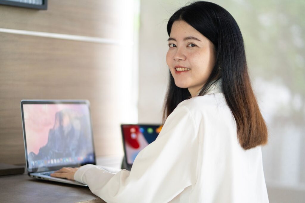 占い師 ブログ 何を書くに悩む女性のイメージ