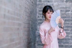 自分の話をしたあとに恥ずかしくなるに悩む女性のイメージ