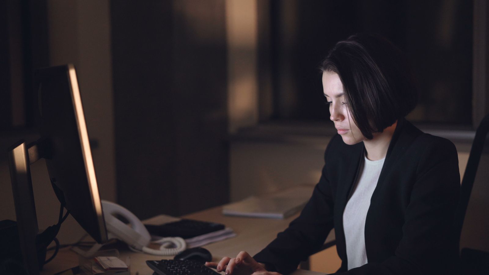 強い言い方 職場 困る 女性と向き合う穏やかなシーン