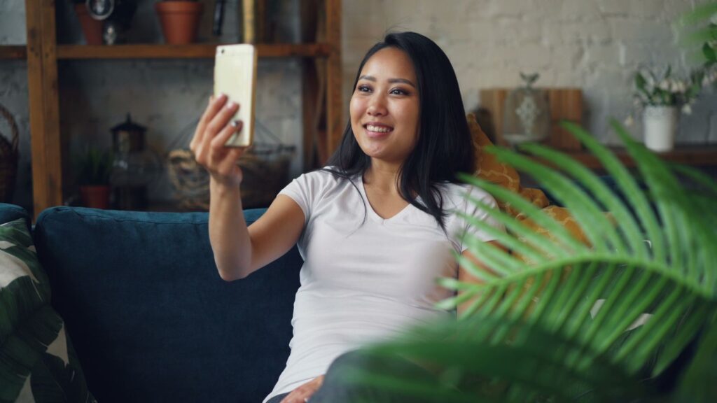 休日に予定がないと焦るに悩む女性のイメージ