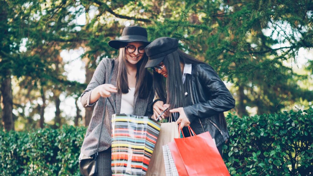 買い物で後悔するに悩む女性のイメージ