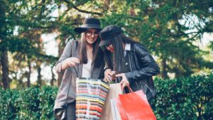 買い物で後悔するに悩む女性のイメージ