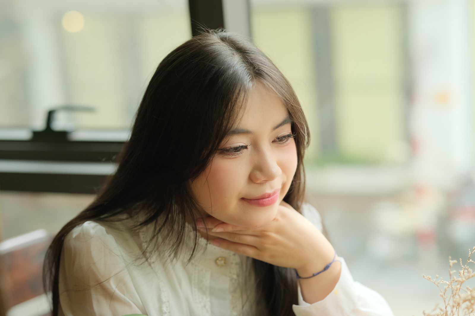 他人の評価が気になるについて考える女性の様子