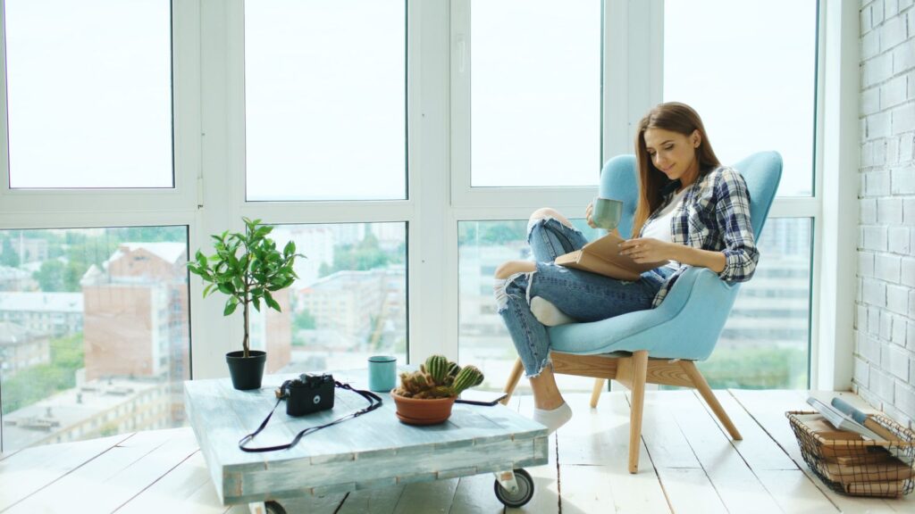 予定が決まらない 空白の時間に悩む女性のイメージ