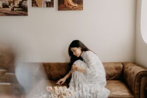 休んでいると落ち着かないに悩む女性のイメージ
