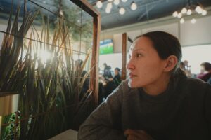 友人の幸せを素直に喜べない 妬みに悩む女性のイメージ