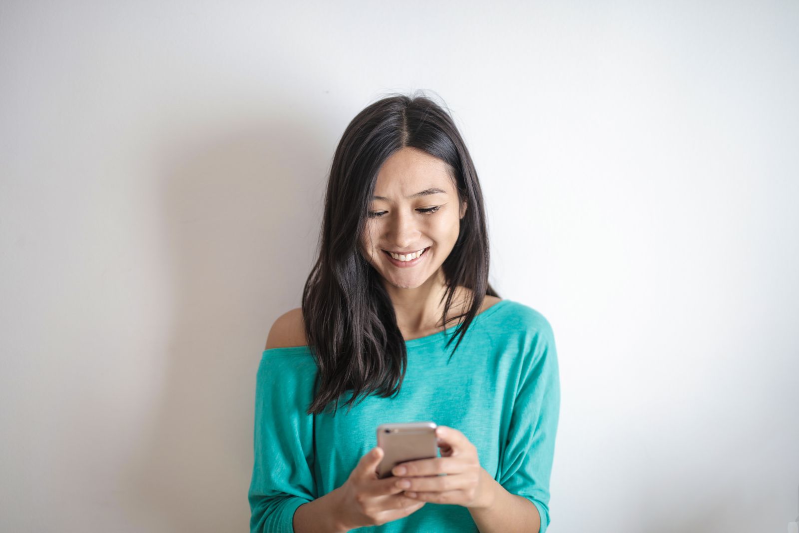 友達 誘う 連絡 女性と向き合う穏やかなシーン