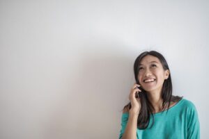 決められない 迷う 女性について考える女性の様子