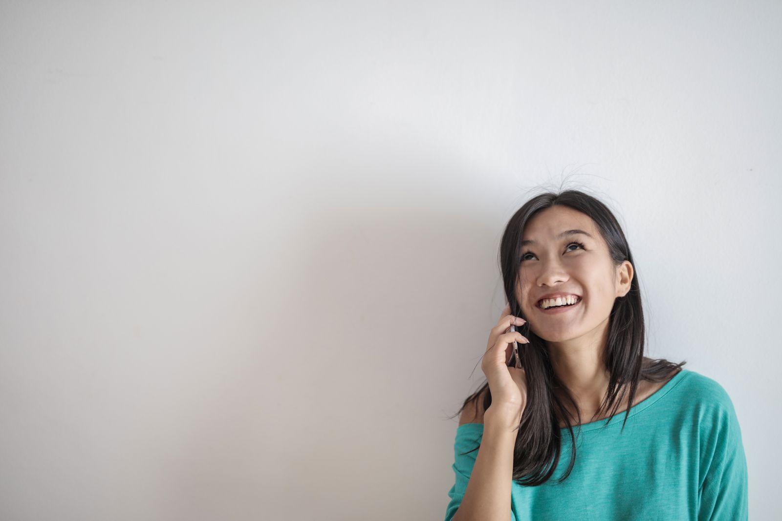 決められない 迷う 女性について考える女性の様子