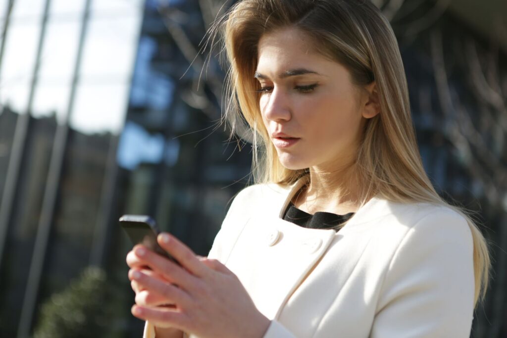 友達を誘いたいのに断られるのが怖いに悩む女性のイメージ