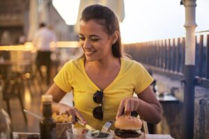 一人で外食するのが入りにくいに悩む女性のイメージ