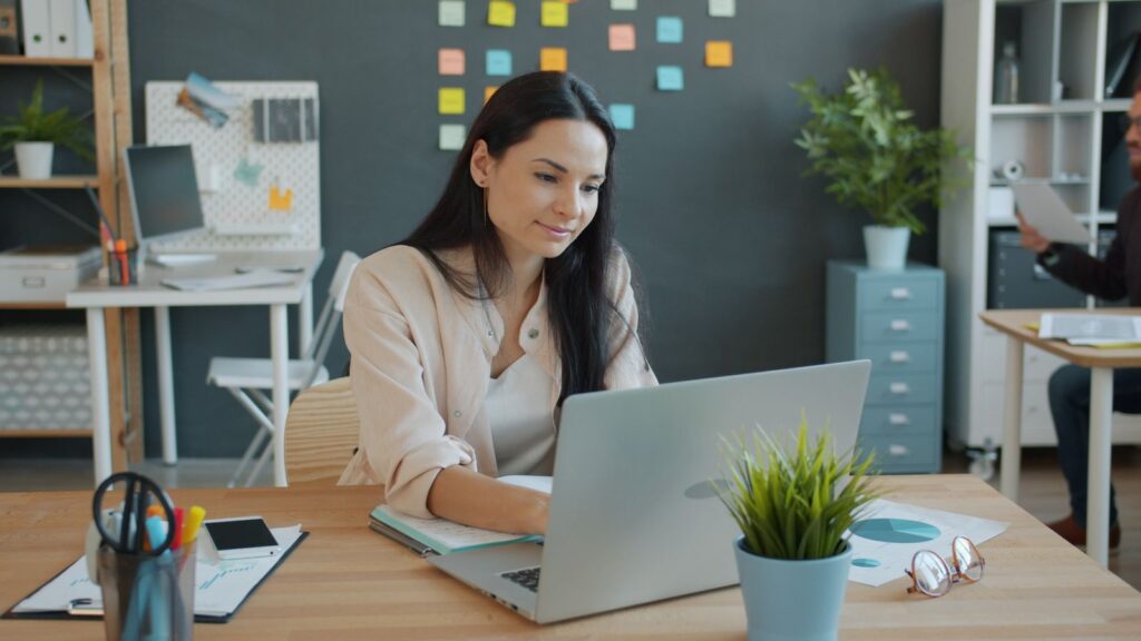 サロン 経営 数字 一人に悩む女性のイメージ
