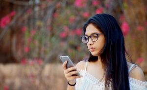 仲良くなるほど連絡しづらくなるに悩む女性のイメージ