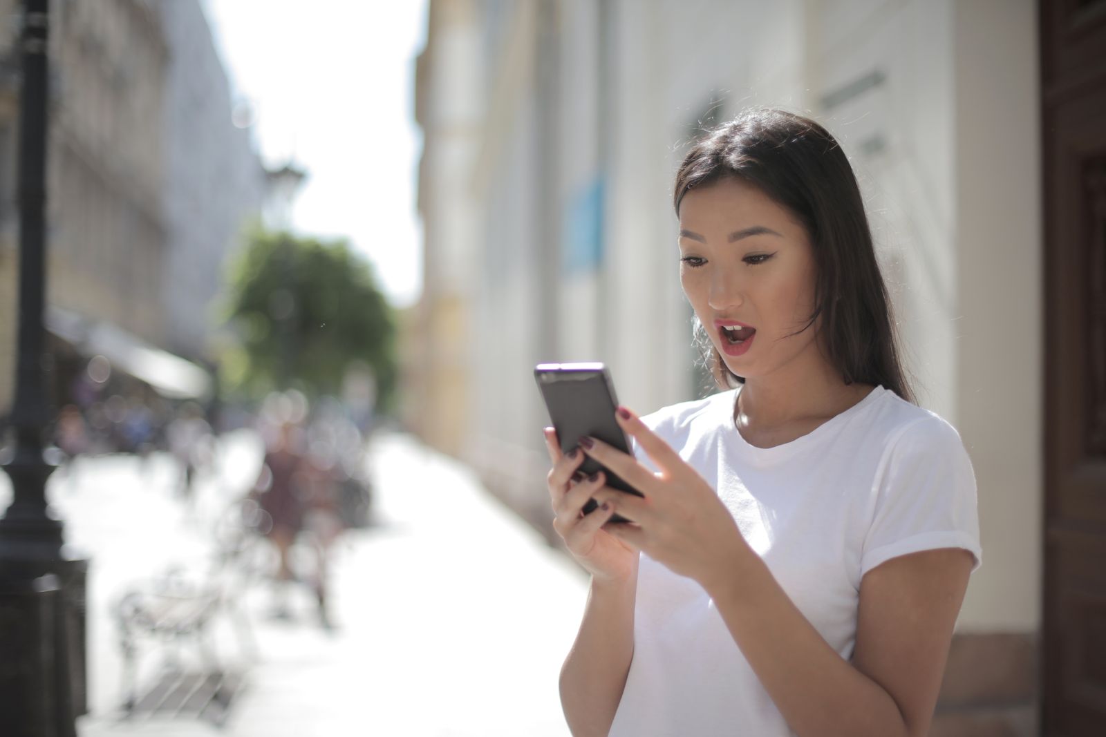 スマホ 返信 待つ 女性に関するリラックスした情景