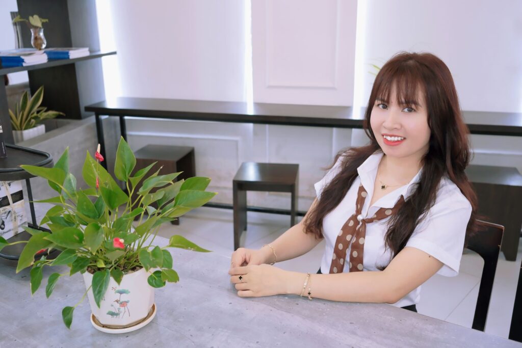 セラピスト サロン 予約 記録に悩む女性のイメージ
