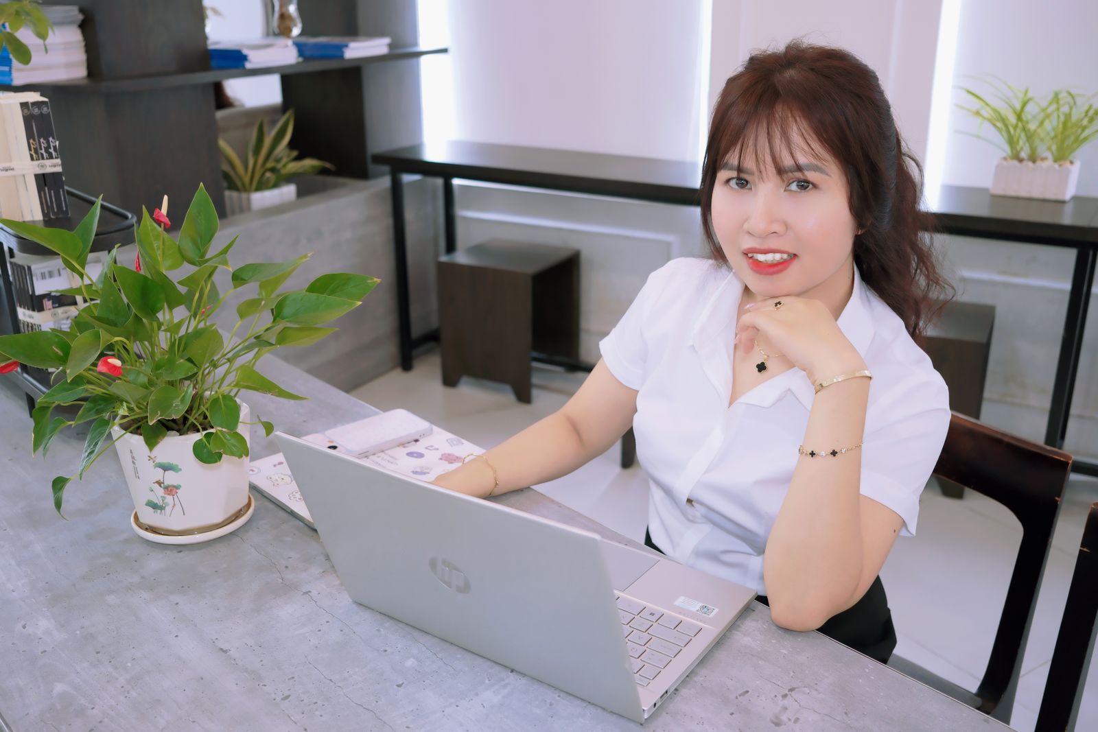 セラピスト 屋号で呼ばれないをテーマにした女性のイメージ写真