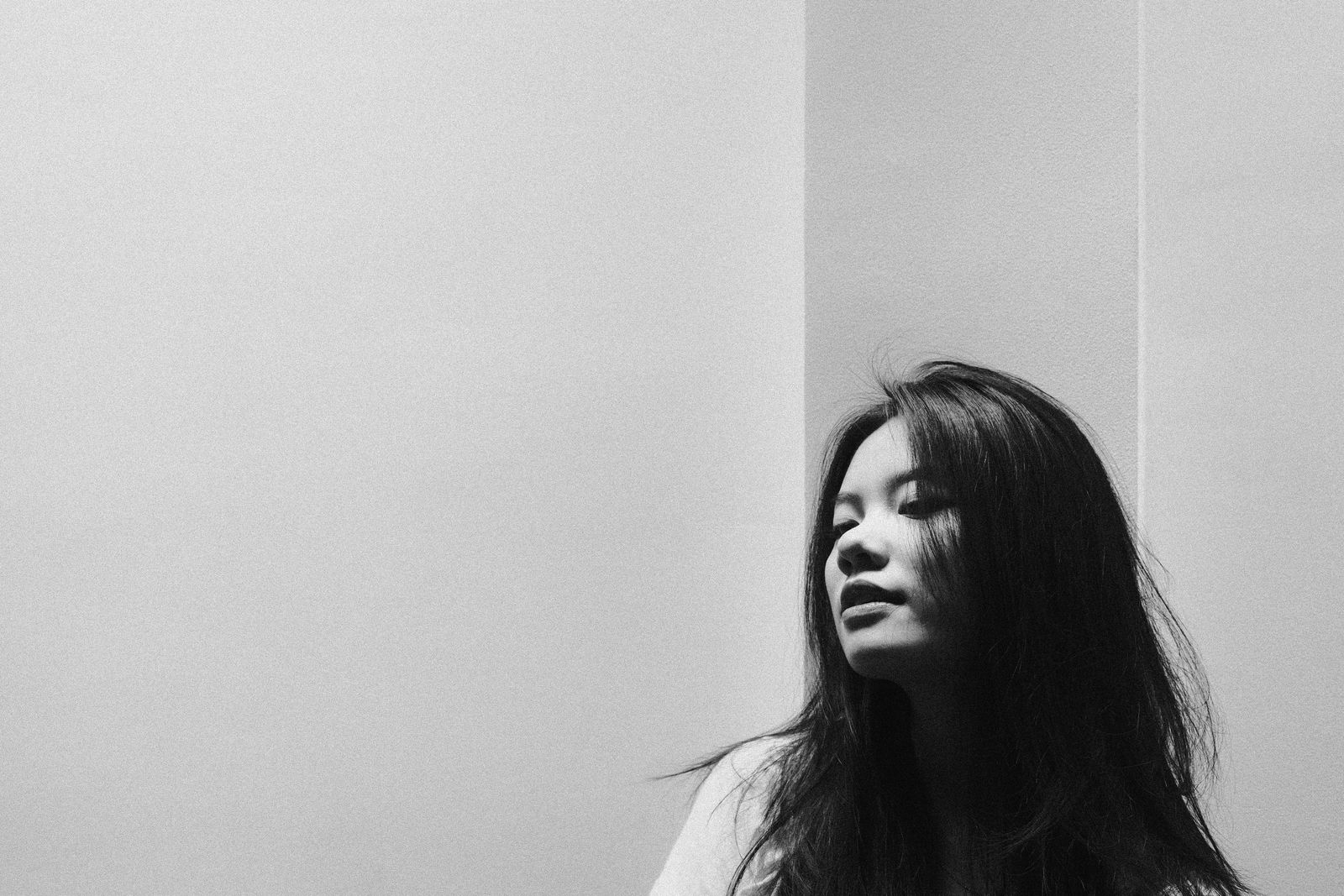 人の言葉を深読みしてしまうと向き合う穏やかなシーン