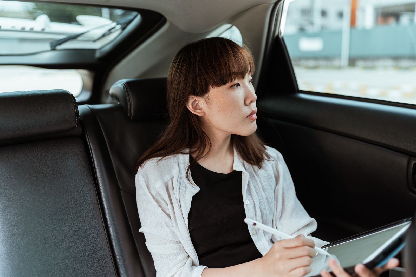 予定 詰めすぎ 疲れ 女性をテーマにした女性のイメージ写真