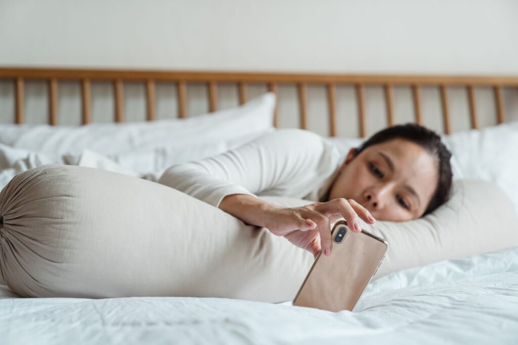 恋人と連絡の頻度が合わないに悩む女性のイメージ