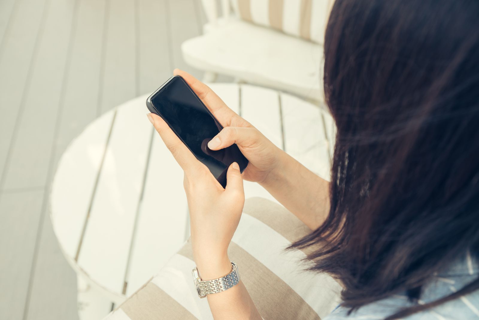 友達に自分から連絡するタイミングが分からないについて考える女性の様子