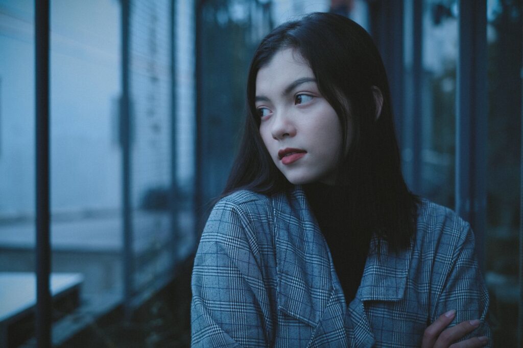 決められない 迷う 女性に悩む女性のイメージ