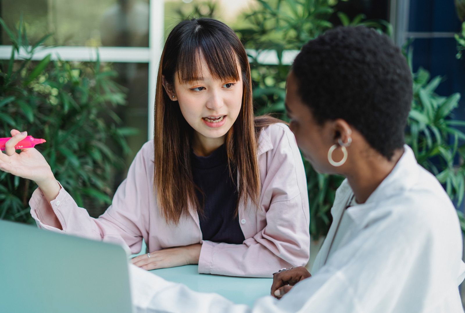 親切 申し訳ない 女性と向き合う穏やかなシーン