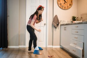 作り置きが続かないに悩む女性のイメージ