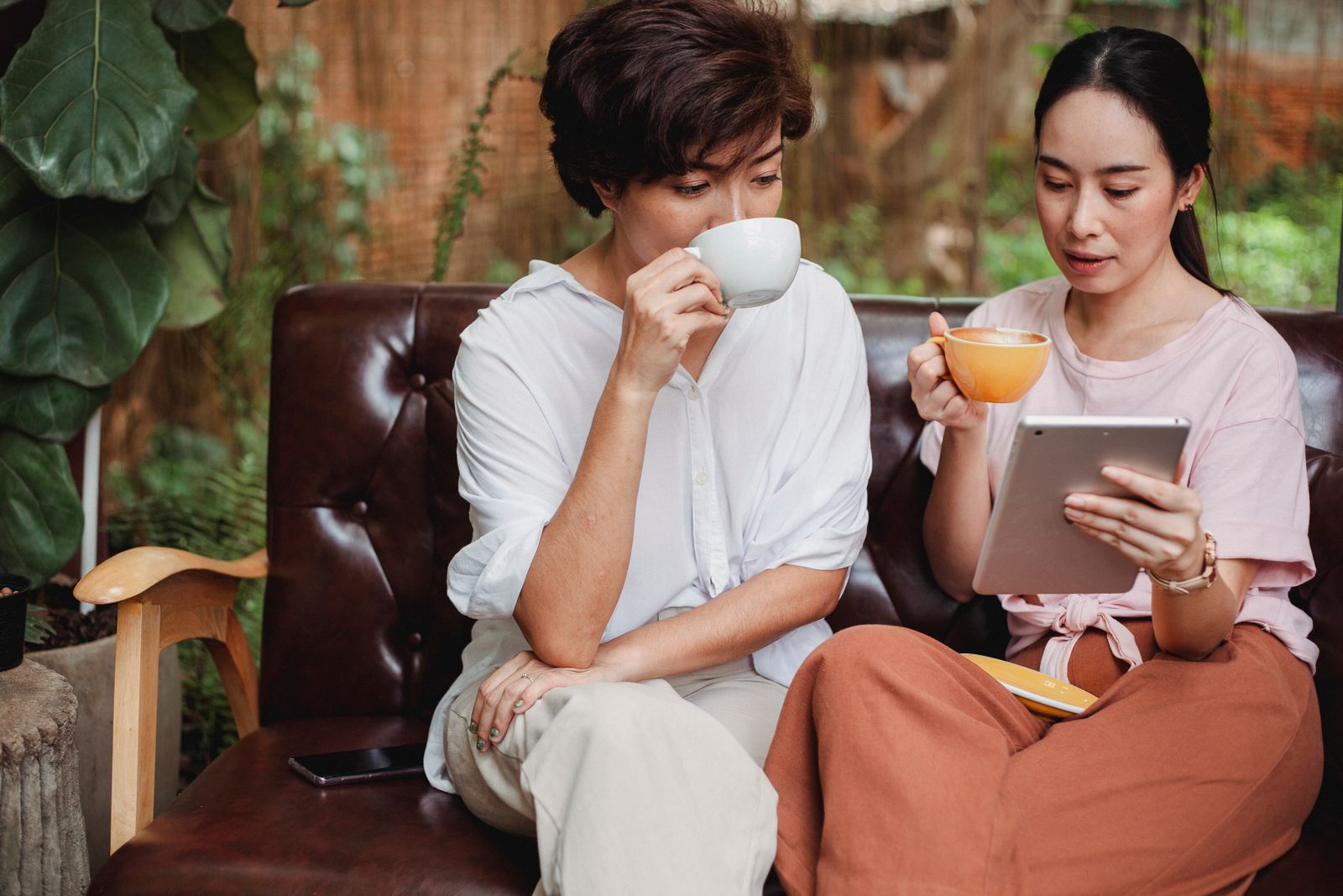 人の輪に入る タイミング 会話と向き合う穏やかなシーン
