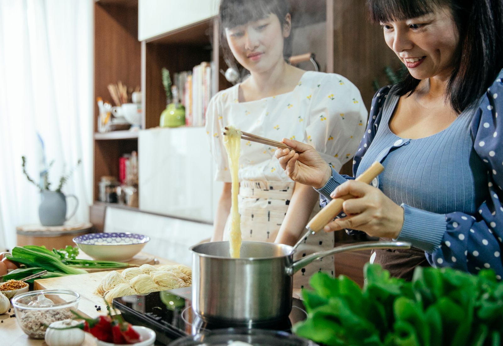 毎日の献立が決まらないに悩む女性のイメージ