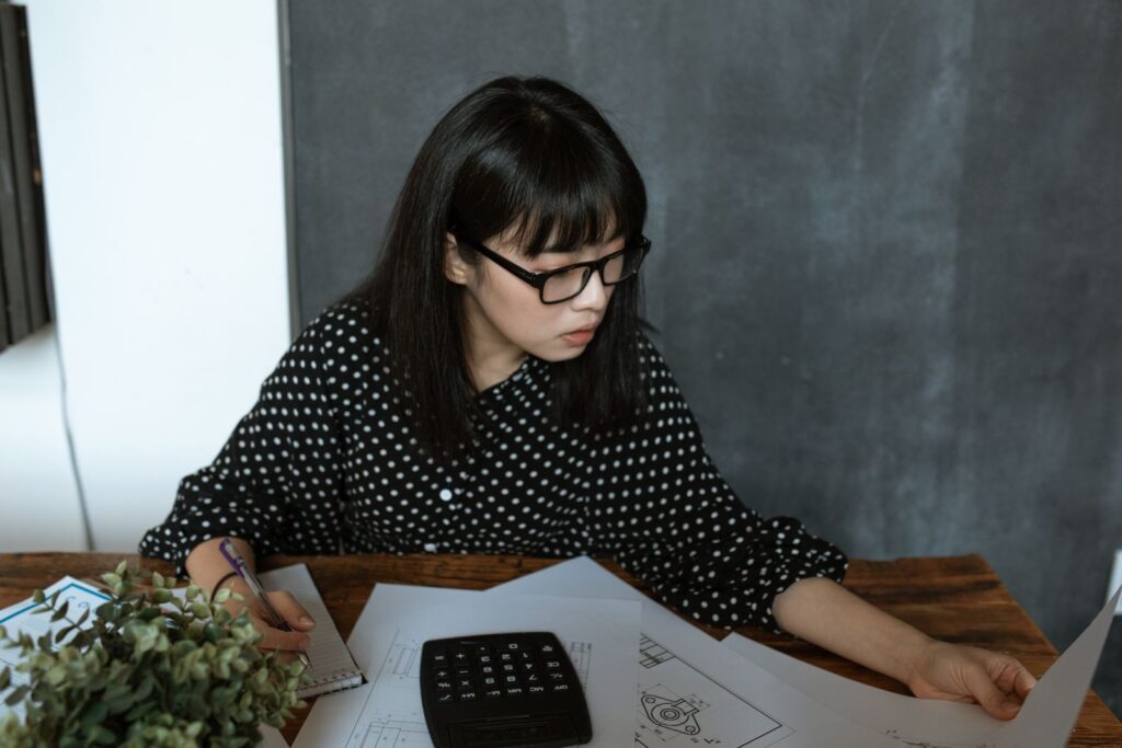 個人サロン 開業一年目 数字 帳簿に悩む女性のイメージ